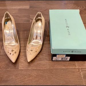 Kelly & Katie Enjoy patent leather heels/pumps.